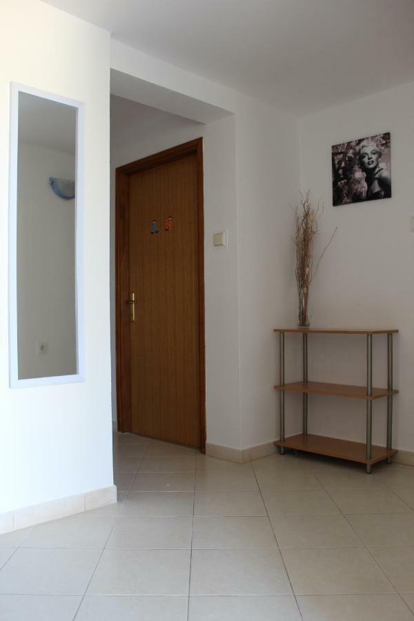 Apartman Leni Нин Екстериор снимка
